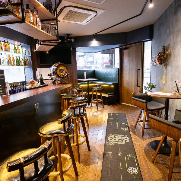 【貸切カラオケパーティ◎】最大16名様まで貸し切りができる落ち着いた空間で、酒類がお豊富なお酒を飲みながら、カラオケを楽しむことができます。大切な仲間と特別な時間を過ごすには最適な場所！貸し切りの場合、人数が16名を超える場合も、ご相談ください♪プライベートなひとときを大切にしたい方におすすめです。