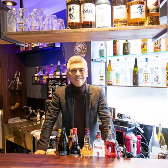 大人の隠れ家】落ち着いた雰囲気で豊富なお酒を楽しむ空間です。