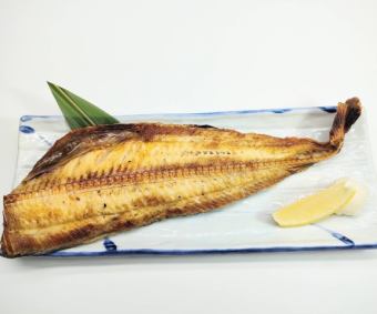 Grilled striped mackerel/grilled saury with salt