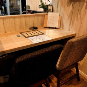 4名様テーブル席は5卓ございます。清潔感のある白い木を多く取り入れた、おしゃれなカフェのような雰囲気。ソファー席となっておりますので、ゆったりと過ごせます。