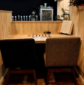 2名様カウンター席は全2卓。お一人様からお使いいただけます。普段使いやお仕事帰りのお立ち寄りはもちろんのこと、白をベースカラーに使用した洗練された雰囲気はデートでのご利用にもおすすめです。隣のお席と区切ってありますので、カウンター席ながらもプライベート感がございます。