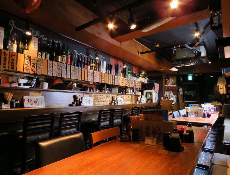 【◆落ち着きの空間◆】当店は、落着きがあり、こじんまりとした和風な空間となっております。明るすぎない照明に加え、統一感のある家具で、雰囲気抜群！そして棚にはお酒のボトルが並んでいたり、手書きのメニューが掲げられていたりと、オリジナルの風情を感じていただけます。