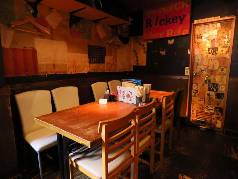 【◇テーブル＆カウンター◇】当店には、カウンター席とテーブル席をご用意しております。カウンター席は、常連様にも好まれるお席で、少人数でのご利用にぴったり。テーブル席は、各卓最大4名様まで、事前にお電話でご予約いただければ、複数卓一緒にご利用も可能です！様々なシーンでご活用ください♪