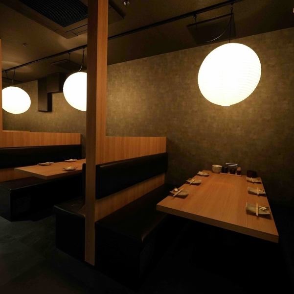 優しい照明が空間を包み、食事や会話が自然とはずむ、そんな空間です。
