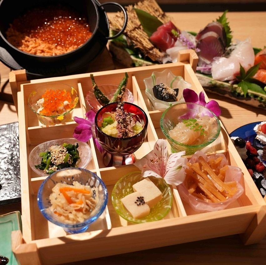 There are comfortable table and sofa seats available.A bar where you can enjoy delicious snacks