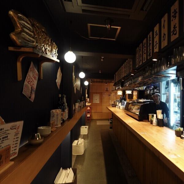 「えにし」という店名の通り、お客様とのご縁を大切にする温かいおもてなしが自慢◎活気ある掛け声が響く店内は、常に明るく楽しい雰囲気に包まれています♪隣り合ったお客様同士で自然と会話が弾むこともある、立ち食いならではのアットホームさが魅力!ぜひ一度、この賑やかで温かい空気感を体験しに来てください。