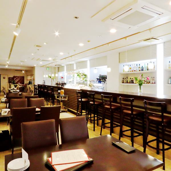 少人数でのご利用から大人数のお集まりまで、幅広いシーンに対応できる居心地の良い空間が広がります。ご友人との女子会や合コン、職場での宴会や飲み会にも最適です。もちろん、お仕事帰りの普段使いや、お一人で立ち寄れるカウンター席も完備。特別な日から日常まで、皆様の様々なご要望にお応えします。