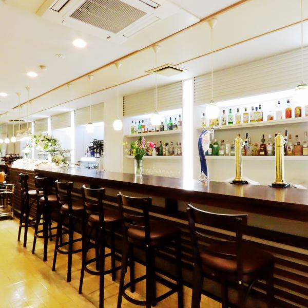 特別な日を彩る、シックで落ち着いた大人の空間です。誕生日や記念日のデート、華やかな女子会にも最適な雰囲気。ゆったりとしたテーブル席に加え、お一人様や二軒目利用にも便利なカウンター席もご用意しています。普段使いはもちろん、大切な方との特別な時間を演出する、使い勝手の良い居心地の良さが自慢です。