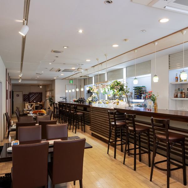 少人数でのご利用から大人数のお集まりまで、幅広いシーンに対応できる居心地の良い空間が広がります。ご友人との女子会や合コン、職場での宴会や飲み会にも最適です。もちろん、お仕事帰りの普段使いや、お一人で立ち寄れるカウンター席も完備。特別な日から日常まで、皆様の様々なご要望にお応えします。