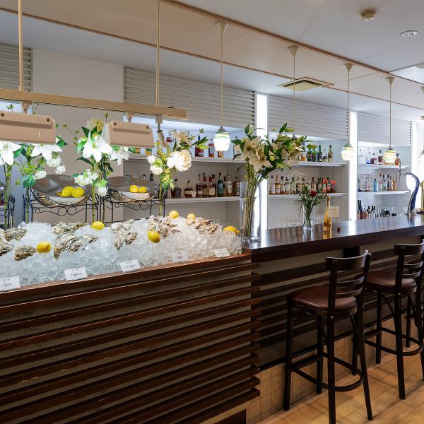 特別な日を彩る、シックで落ち着いた大人の空間です。誕生日や記念日のデート、華やかな女子会にも最適な雰囲気。ゆったりとしたテーブル席に加え、お一人様や二軒目利用にも便利なカウンター席もご用意しています。普段使いはもちろん、大切な方との特別な時間を演出する、使い勝手の良い居心地の良さが自慢です。