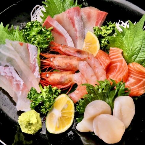 地元徳島県の近海で獲れた新鮮な魚介を味わえます。