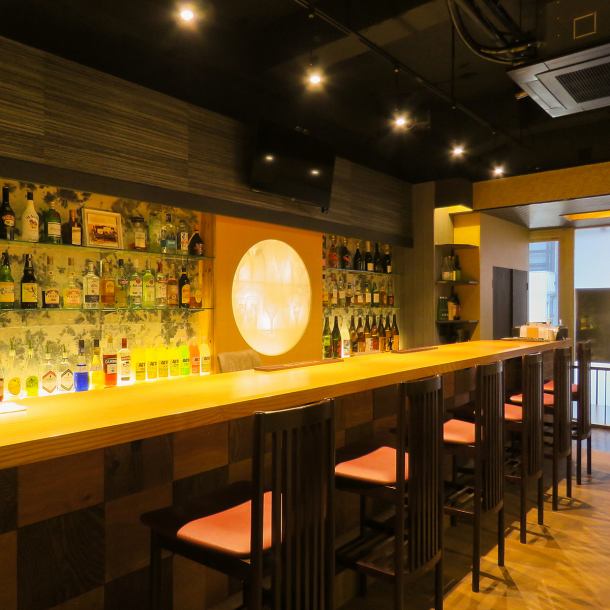 The counter seats are perfect for a solo drink, a quick drink after work, or a couple's date.You can spend a relaxing time in a chic and calm atmosphere.Enjoy your favorite drink and delicious food while gazing at the wide variety of sake on the counter.