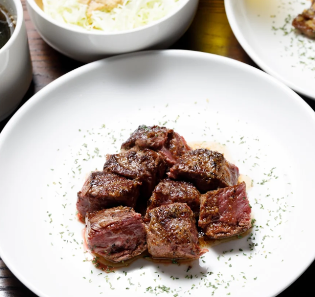 暢飲無限量!超值套餐,讓您盡情享用我們的招牌菜餚。