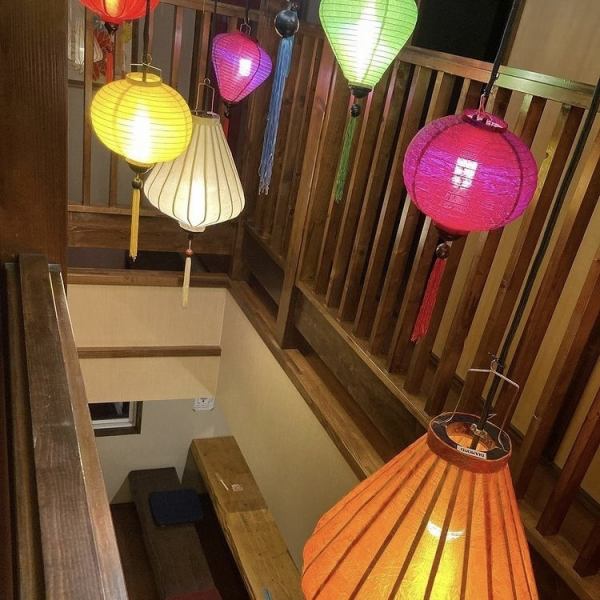 The center of the store is in the shape of an atrium, and semi-private rooms are lined up around it. When you look up at the ceiling, colorful lanterns light up, providing a warm space unique to Sakatsune.