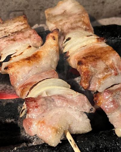 17時より焼き鳥　さかつねオープンです。

甘味がある脂と美味しい赤身肉のバランスが素晴らしい豚串。

自家製ブレンドの塩を振り
高級備長炭で焼き上げます。