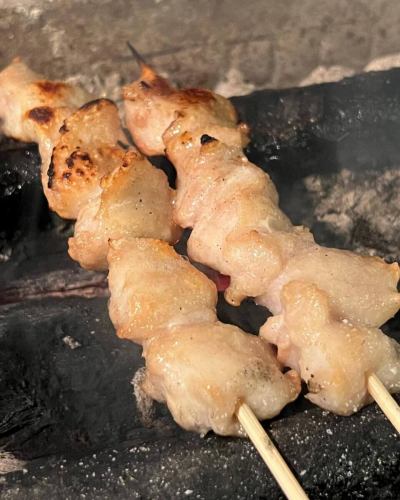 17時から焼き鳥　さかつね　オープンです。

ぼんじり(ぽんぽち)
鶏皮の香ばしさも、独特のジューシーさも感じられる、ぶりんぶりんな鳥のおしり。

皆様はファミマのホットコーナーで売られてるモノが一番身近かと思います。

中骨を取り、残っている毛を取り。
1本の串にします。