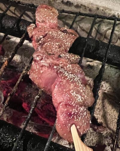 17時より焼き鳥さかつねオープンです。

白レバー
土佐の備長炭の煙を纏っていい香り。

今日も真面目にやきとり焼いていきます。