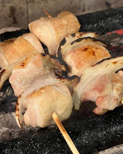 Yakitori Sakatsune is open.

It's getting chilly in Hokkaido
I can start to feel autumn.

How about some hot yakitori?

It is grilled softly over high-quality binchotan charcoal, and the onions are fragrant and juicy.