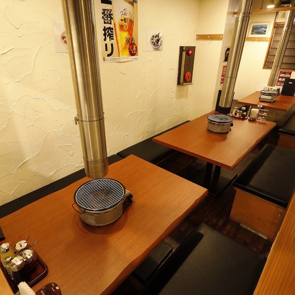 店内衛生対策万全◎常時換気をして、お待ちしております！清潔感のある空間作りを心がけている当店。管理のしやすい卓上タイプの無煙ロースターを採用し、各席に設置した排煙ダクトで常時換気を徹底。