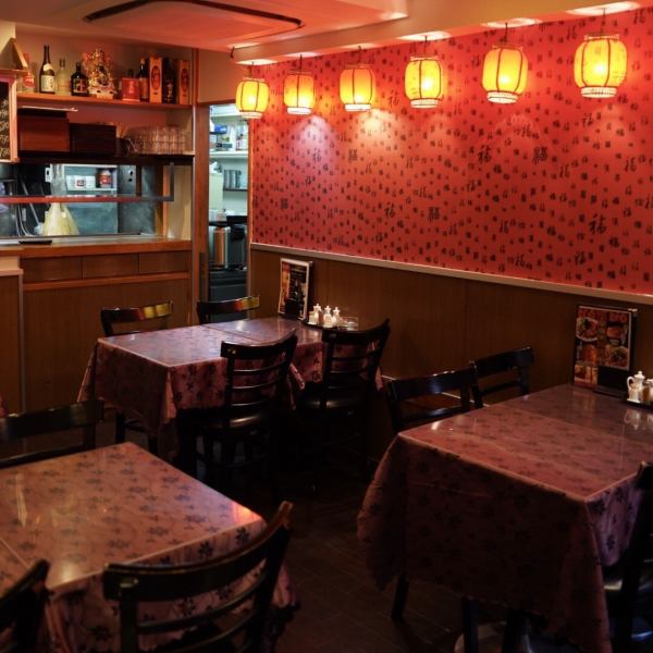 【1階】提灯の灯りが灯り暖色の暖かい雰囲気の店内となっております♪