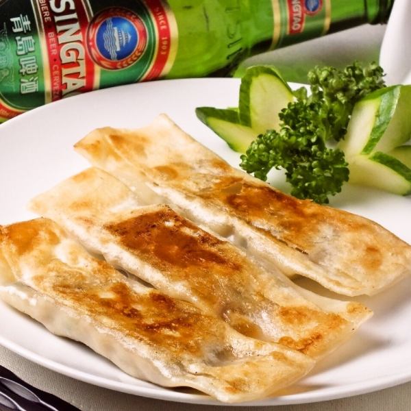 【大人気】の餃子は、もちもちの皮を使用しているため外は「パリっ」中は「ジュワ」5ヶ480円