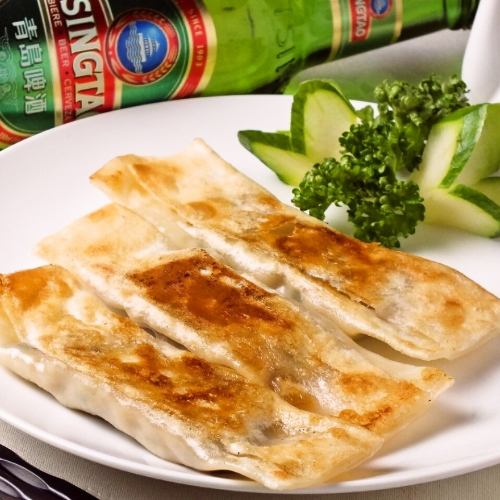 【大人気】の餃子は、もちもちの皮を使用しているため外は「パリっ」中は「ジュワ」5ヶ480円