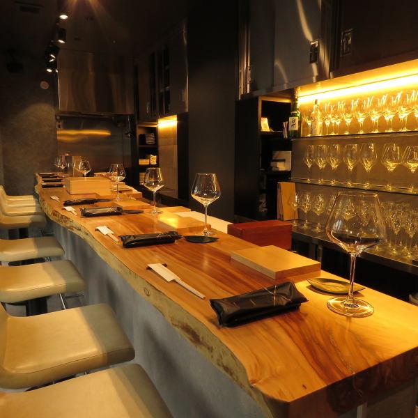 A stylish counter seat with a single plate.An elegant space perfect for dates and anniversaries ♪