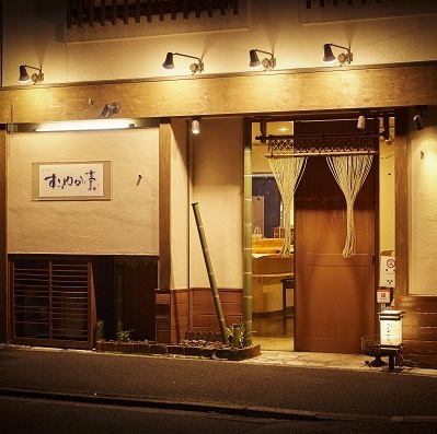 一家温馨的餐厅，是鱼类爱好者的聚集地。