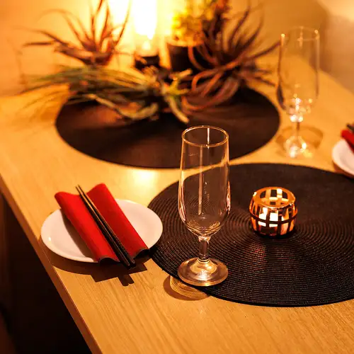 Our private room for four people offers a private space perfect for days when you want to enjoy conversation and a meal without worrying about your surroundings.Surrounded by wood-grained walls and soft lighting, it's perfect for girls' nights out, get-togethers with friends, or family meals.It's a comfortable place to spread out meat and cheese dishes on the table, and it's perfect for a course with a 3-hour all-you-can-drink option.