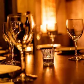 The private room for six people is a cozy space decorated with warm wood tones and calming lighting.It can be used for meals with a slightly larger group, such as drinks with colleagues from work, gatherings with friends, or celebrations for special occasions.Since it's a private room, it's easy to concentrate on conversation, and you can relax and enjoy grilled meat dishes, cheese dishes, and all-you-can-drink options.