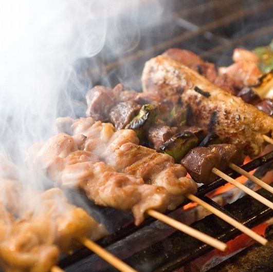 炭火で香ばしく焼き上げた人気の焼き鳥が16種以上食べ放題で楽しめる贅沢コース！