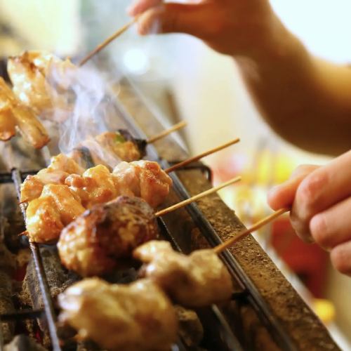 炭火香る絶品焼き鳥を堪能