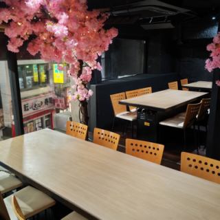 落ち着いた空間に配置されたテーブル席は、宴会にぴったりのレイアウトが可能。フロアごとに雰囲気が異なり、人数やシーンに応じて柔軟に対応できるのが魅力です。複数のテーブルを組み合わせて最大20名以上の宴会も可能で、会社の歓送迎会や友人同士の飲み会にもおすすめ。