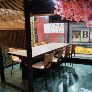 2～6名で利用しやすいテーブル席も多数ご用意。窓際の席からは街並みを眺めながらゆっくり食事を楽しめ、開放感もありつつ落ち着いた雰囲気が魅力です。友人との気軽な飲み会、カジュアルなデート、仕事帰りの一杯にも最適。