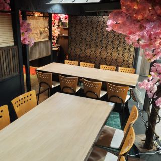 ワンフロアを貸し切ってのご利用も可能で、貸切宴会に対応。開放感がありながらも落ち着いた照明と配色で、周囲を気にせずゆったりと過ごせます。会社の打ち上げ、同窓会、交流会、歓送迎会など、用途に応じて柔軟なレイアウト変更も可能。