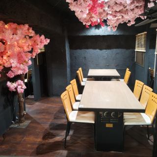 黒を基調とした落ち着きある空間に、明るい木目のテーブルとイスが映えるシンプルな店内。程よく距離感のある席配置で、団体でも周囲に気を使わず会話が弾みます。居心地のよさと開放感を両立した設計で、長時間の宴会でも疲れにくく、料理やドリンクをゆったり楽しめます。