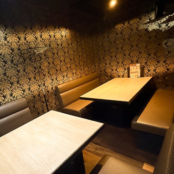 落ち着いた雰囲気の店内には、各種宴会に最適なテーブル席や個室を完備。気軽な飲み会はもちろん、歓送迎会・忘年会・会社宴会など様々なシーンに対応可能です。コースは飲み放題付きでボリューム満点。焼き鳥や野菜巻き、刺身や鍋など人気メニューが勢揃い。