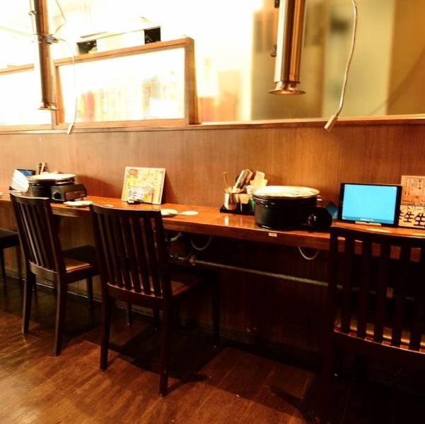 【おひとり様やサク飲みも♪】一人でも気軽に利用できるカウンター席は、サク飲みしながら美味しい料理をお楽しみいただけます◎ お昼にご褒美焼肉ランチを、夜はワンコインメニューをはじめ充実したお肉メニューでコスパ良しでお肉をご堪能ください★デートや友人と一緒に肉を囲み、楽しい会話が弾むひとときは格別です◎