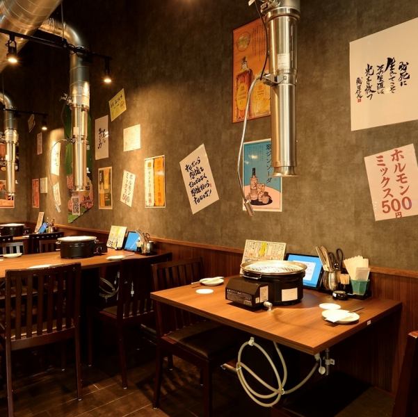 【広々とした店内は落ち着いた雰囲気が◎】人数に合わせて対応可能なテーブル席は、カジュアルなデートや記念日から大人数での宴会まで様々なシーンにご利用いただけます◎単品飲み放題やALLタイム219円のハイボール&レモンサワー、市場直送の新鮮ホルモンなどコスパ良しの美味しさをご堪能あれ!