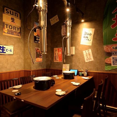 【テーブル席：2人×5卓】2席のテーブルが5卓あり、ゆっくりと焼肉を楽しむのにぴったりです♪会社の同僚や友人と共に、美味しい料理を囲んで楽しい会話が弾む時間を過ごせます★ちょっとした宴会にも最適なお席で、焼肉の香りに包まれながら素敵な思い出を作りましょう☆ ぜひ、皆さんでお越しください◎