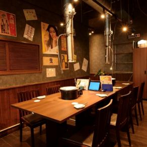 【テーブル席4人×8卓】4席のテーブルが8卓あり、ゆったりと焼肉を楽しむことができます♪ 会社の同僚や友人との集まりに最適です★美味しい料理を囲んで素敵な時間を過ごせます！宴会にも対応しており、特別な思い出を作るのにぴったりな場所です☆焼肉の香りに包まれた、楽しいひとときをお過ごしください◎