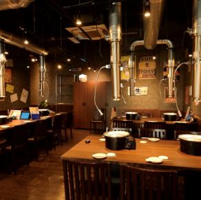 【テーブル席4人×8卓】広々とした空間で、大人数での焼肉を楽しむのに最適です★会社の仲間や友人との楽しい宴会を、心ゆくまでお楽しみいただけます♪明るく賑やかな雰囲気の中で、焼肉の美味しさを堪能しながら、素敵な時間を過ごしてください！ 宴会やイベントにも対応しており、思い出に残るひとときをお約束します☆