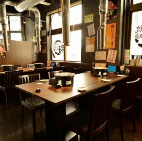【テーブル席：4人×8卓】4席のテーブルが8卓あり、みんなでゆっくりと焼肉を楽しむのにぴったりです♪会社の同僚や友人と共に、美味しい料理を囲んで楽しい会話が弾む時間を過ごせます★ちょっとした宴会にも最適なお席で、焼肉の香りに包まれながら素敵な思い出を作りましょう☆ ぜひ、皆さんでお越しください◎