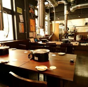 【テーブル席：2人×5卓】2席のテーブルが5卓あり、少人数でゆっくりと焼肉を楽しむのにぴったりな場所です♪家族や友人と一緒に美味しい料理を囲みながら、楽しい会話を楽しむことができます★美味しい焼肉を心ゆくまで堪能し、素敵な思い出を作ってください☆ぜひ皆さんでお越しください◎