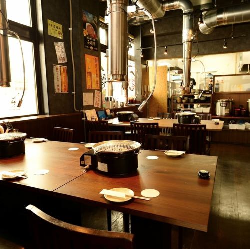 【テーブル席：2人×5卓】2席のテーブルが5卓あり、少人数でゆっくりと焼肉を楽しむのにぴったりな場所です♪家族や友人と一緒に美味しい料理を囲みながら、楽しい会話を楽しむことができます★美味しい焼肉を心ゆくまで堪能し、素敵な思い出を作ってください☆ぜひ皆さんでお越しください◎