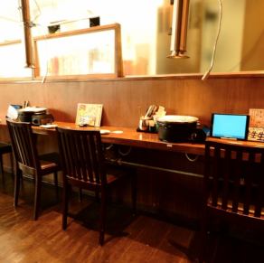 【カウンター席1人×4卓】4席のカウンターがあり、お一人様や少人数でも気軽に楽しむことができます★開放的な雰囲気の中で、明るい店内が訪れる人々を迎えてくれます♪友達との飲み会や仕事帰りの一杯にもぴったりです！焼肉を楽しみながら素敵な時間を過ごせます☆