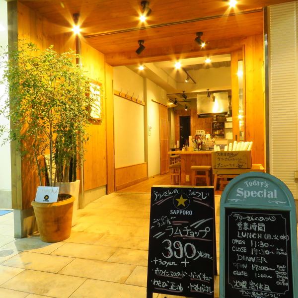 Just a minute walk from the station ♪ 【Counter seat】 A spacious counter seat where you can feel the outside air is cheerful and feel free to use even by one person !! It is a popular bar that you want to stop every day!
