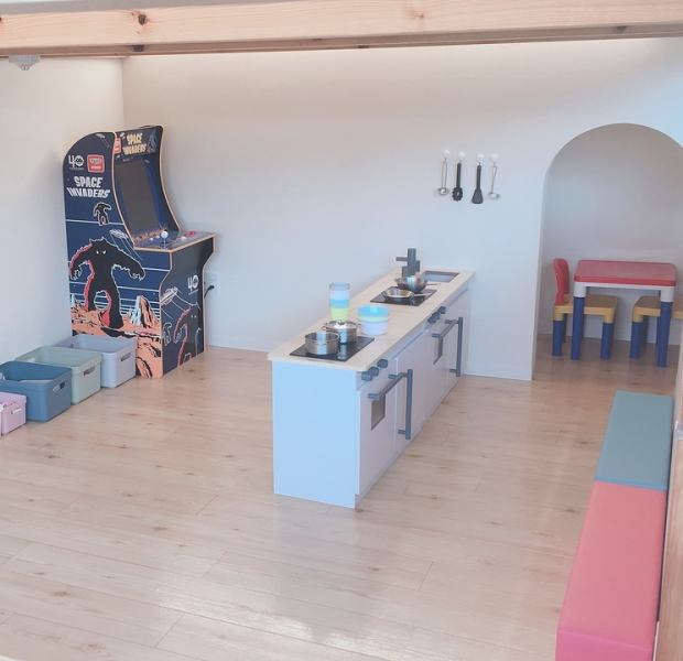 店内には充実したキッズスペースがあり、大人も遊べるインベ―ターゲームまで！キッズスペースに面したカウンターもあり、お子様連れのお一人様でもママ会でもご利用いただけます！何よりお子様に喜んで頂けます！※除菌・アルコール消毒を毎日入念に行っています！