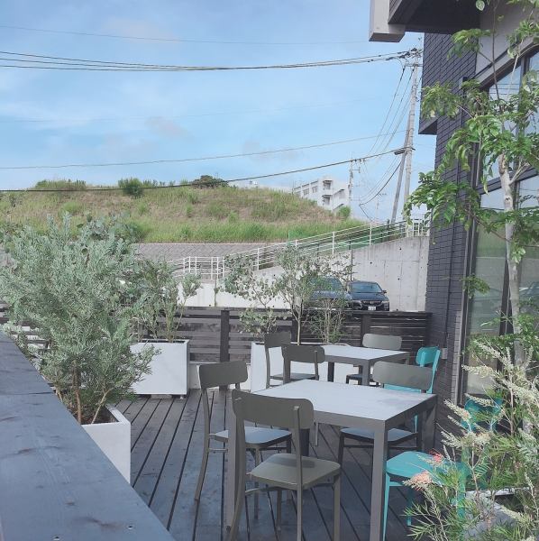 天気の良い日には、当店のテラス席での食事がおすすめです◎目の前には美しい川が流れ、自然を感じながら心地良い時間を過ごせます♪リラックスした雰囲気の中で、友人や家族と共に特別なひとときを楽しむことができます！ペット同伴も可能なので、大切な愛犬と一緒にお待ちしています！