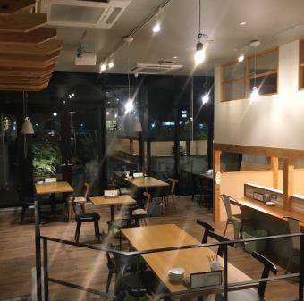 ディナータイムはガラッと雰囲気が変わり大人な空間となります。ご家族・カップルで雰囲気をお楽しみくださいませ。